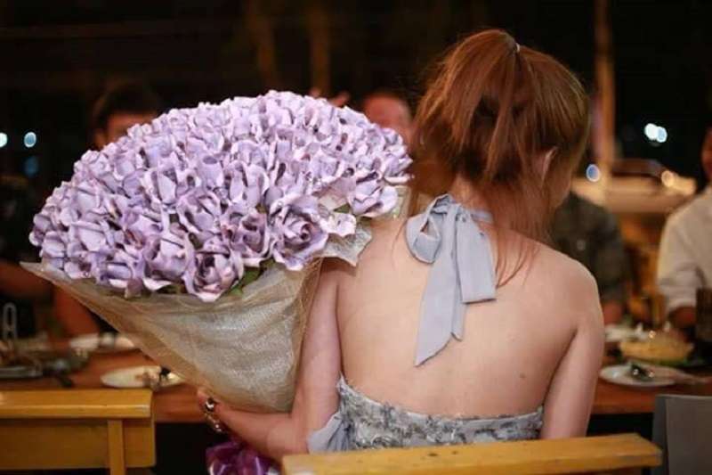 正妹送「紫色玫瑰花束」當生日禮物　男友睜大眼睛一看超驚呆