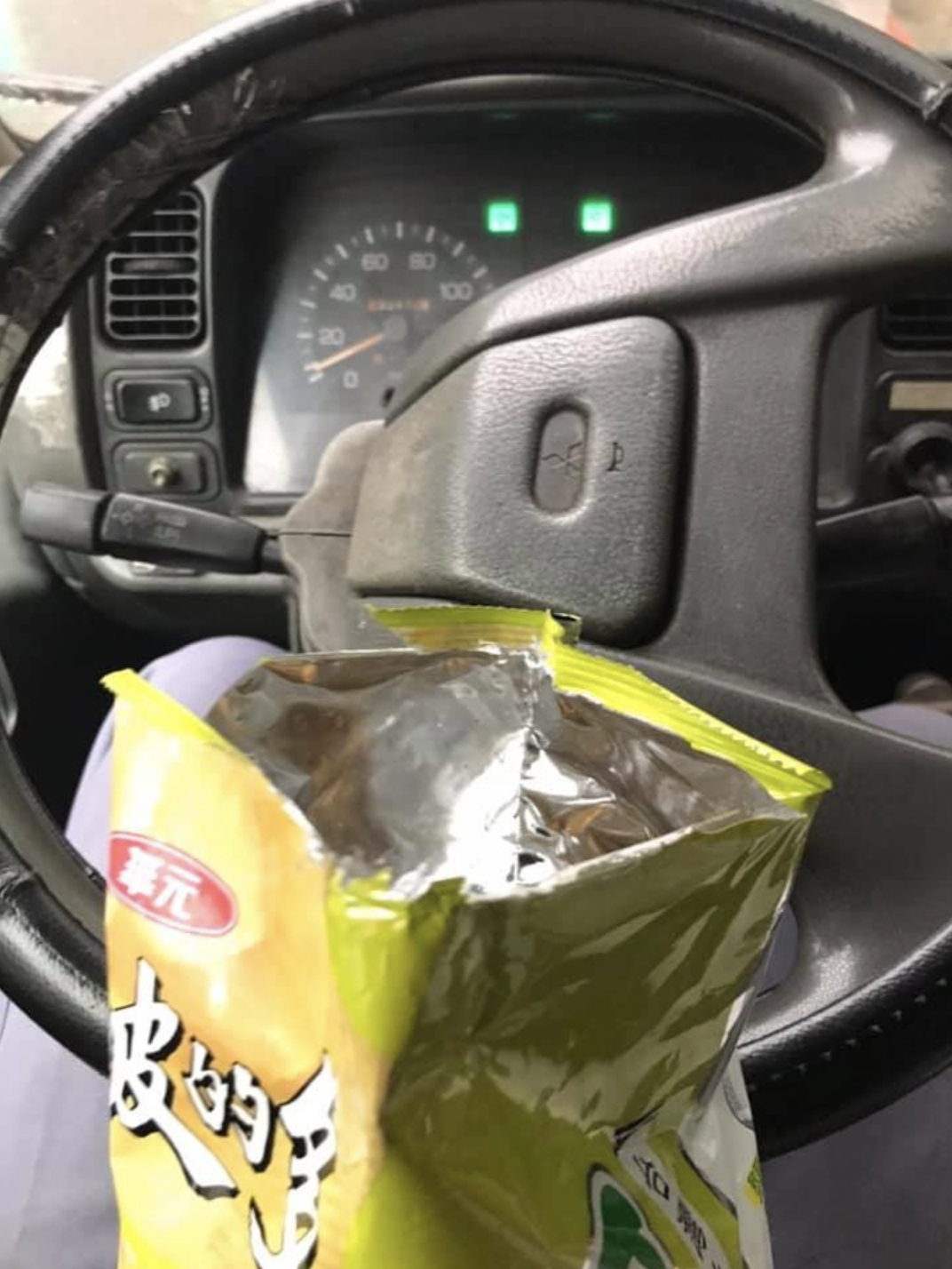 物流司機一人坐車內吃洋芋片充飢　雞婆婦敲窗嗆：沒戴口罩檢舉你！