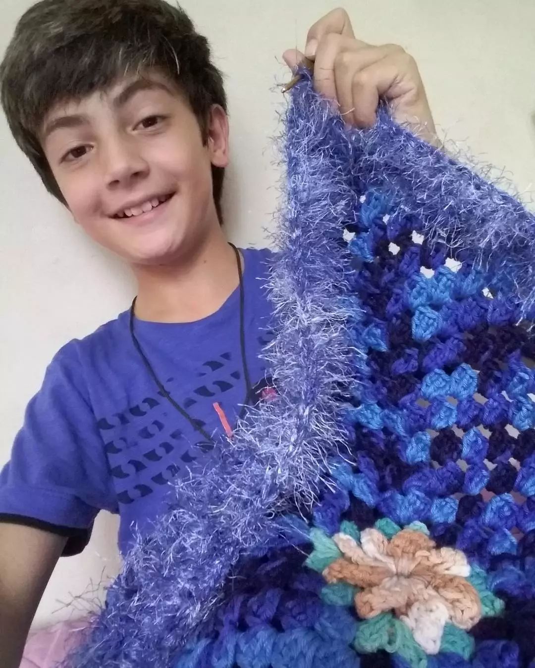 熱愛編織就遭排擠被罵娘　13歲男孩秀「實力作品」讓全世界力挺他