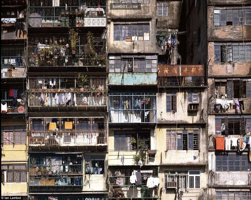 攝影師花費5年拍攝「當年連警察都不敢進入」的香港九龍城寨，無政府狀態下居民的生活竟然是這樣的…