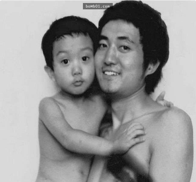 爸爸26年來持續拍下與兒子的合照，看到最後一張你會忍不住感動到驚叫出聲！