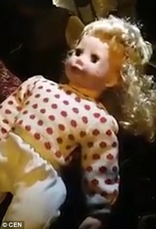 這個「被惡魔附身」的娃娃起初大家都覺得是騙人，電池拿掉後它竟然當場就做出反應！