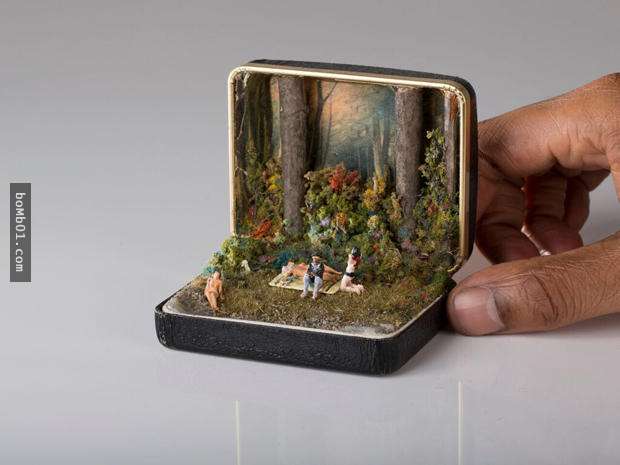 這個藝術家每次收到不同的舊戒指盒都會變廢為寶，迷你精緻的世界讓眼神捨不得移開啊！