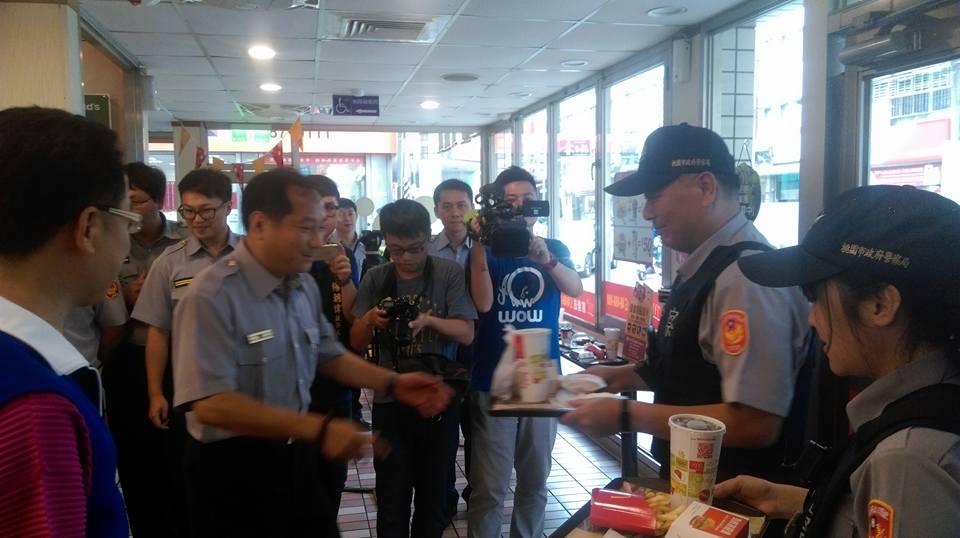 分局長帶60位員警「突然包圍麥當勞」引來側目，結果「背後真相」卻讓人聽完暖哭！