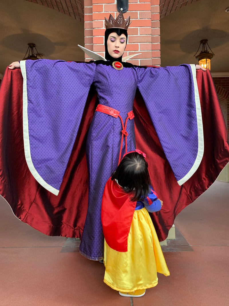 軟萌小妹扮「白雪公主」遊迪士尼！　王子示愛求合照...被壞皇后堵到反應笑翻