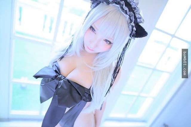 爆乳夾冰的Cosplay正妹給人的印象超完美，但網友揭穿她「沒修圖時其實長這樣」！