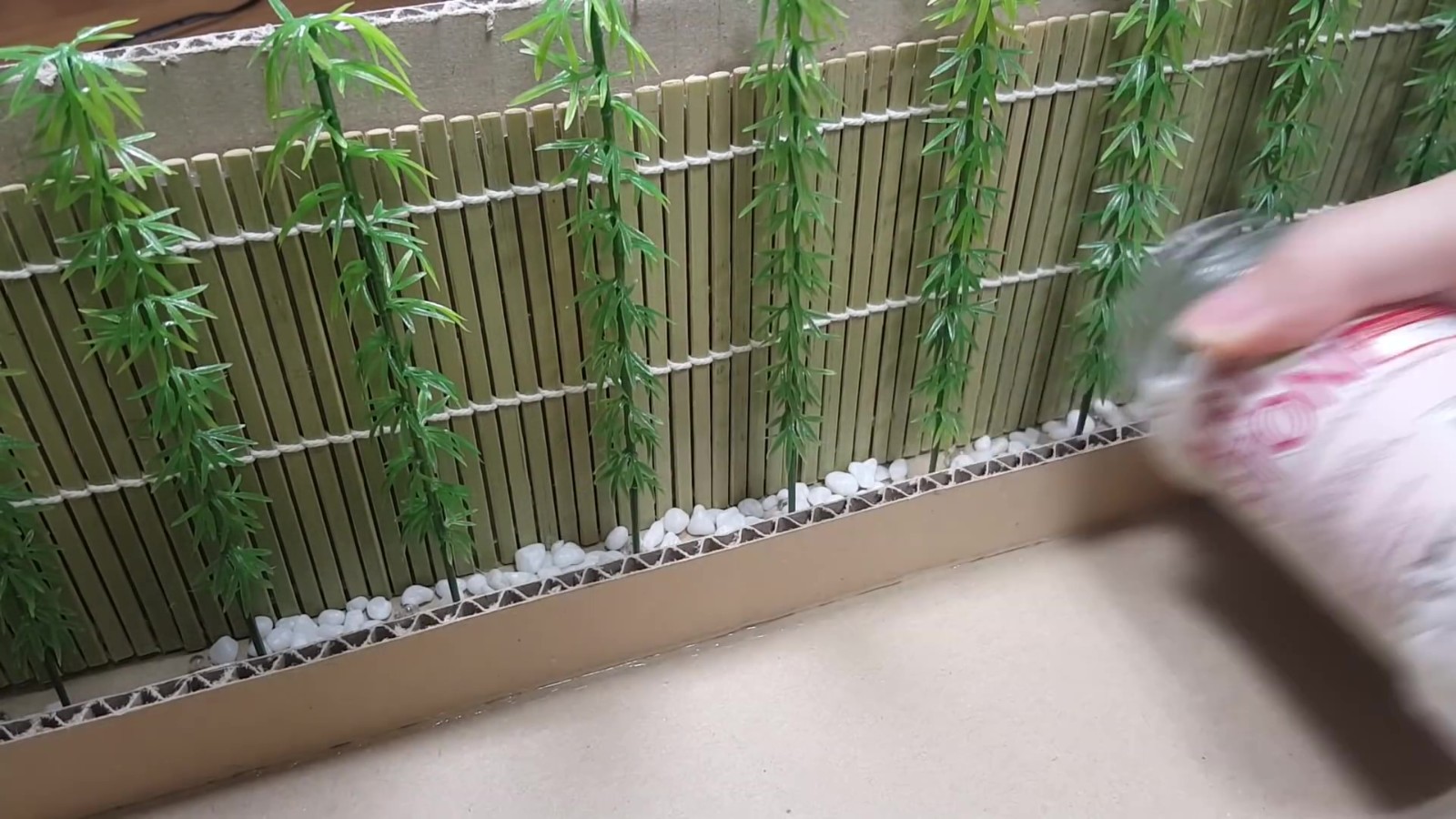 鼠寶也有迴轉壽司店! 飼主貼心設計…牠爽拿一盤又一盤:享受包場了❤️