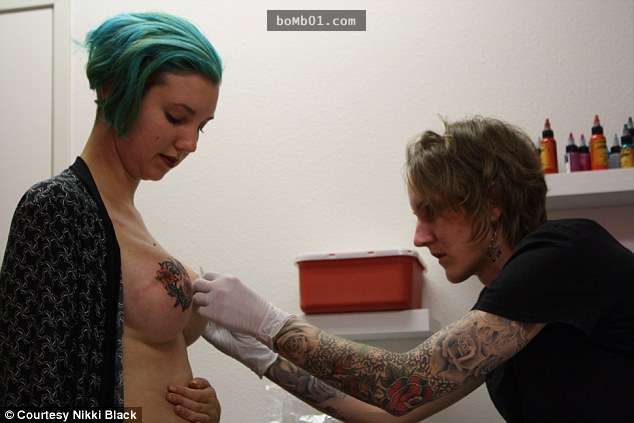 23歲的她因為得了乳癌而切除了雙乳，但她竟然把手術疤痕轉換成…朋友看到把讚按爆了！