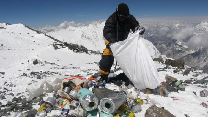 人類一年就留下8.4噸垃圾山...　聖母峰核心景區「無限期關閉」