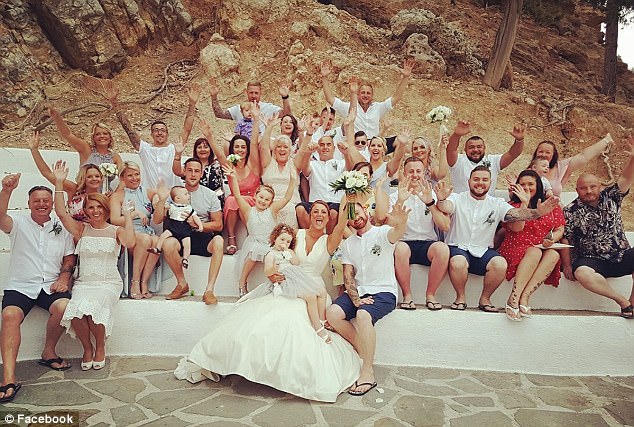 害慘別人！英國夫妻在希臘小島拍「鹹濕婚紗照」激怒主教，從此禁止外國人來辦婚禮！