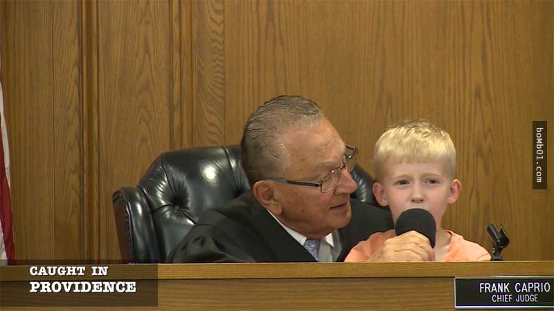 5歲小男孩陪「違規停車」的爸爸出庭，結果下一秒他在法庭上的表現直接KO法官還可以免罰！