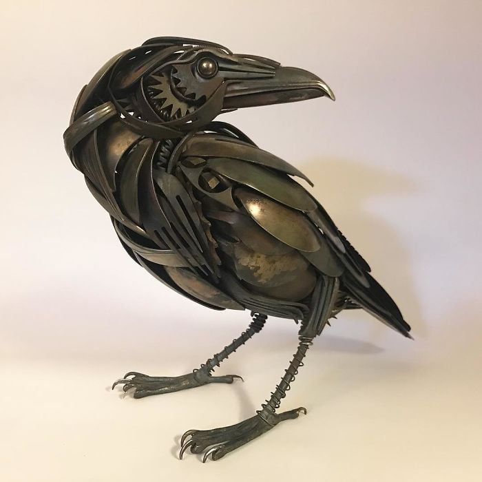 舊叉子、湯匙變成一隻鳥　藝術家「給舊餐具新生」塑造栩栩如生動物