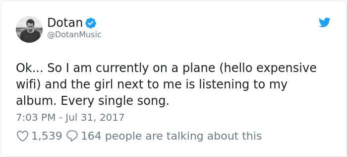 女粉絲在飛機上沒發現「隔壁那位就是偶像」　一邊聽他的歌一邊聊天　結局太可愛了