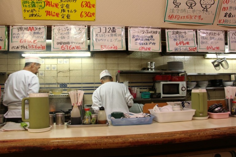這家日本餐廳為了讓窮學生可以有尊嚴吃飯，特別讓吃完的學生去廚房裡洗碗30分鐘來代替費用！