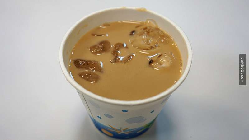 網友發現喝早餐店冰奶茶「比吃瀉藥還有用」，原來背後真正的原因不是奶茶本身…
