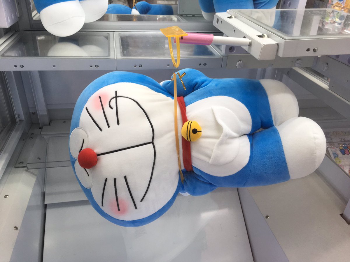超可愛的哆啦A夢玩偶竟然會被玩壞掉，無論怎麼綁它都讓人覺得畫面很邪惡啊！