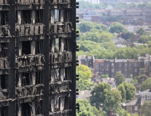 這個男生在倫敦大火發生時「沒多想就背起身障媽媽」，然後超猛地直接衝下24層樓！