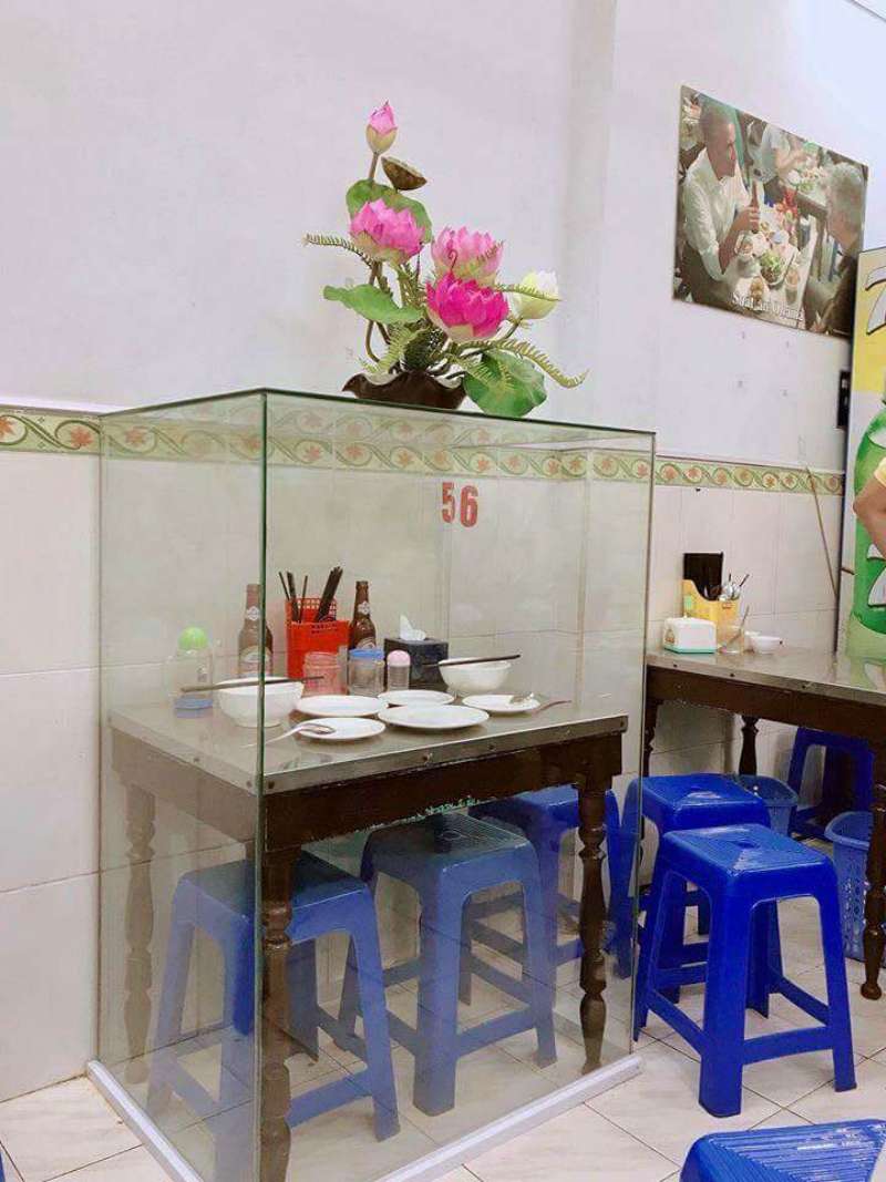 歐巴馬坐過的桌椅！　越南餐廳用玻璃櫃「永久封存」　喝過的啤酒也留著