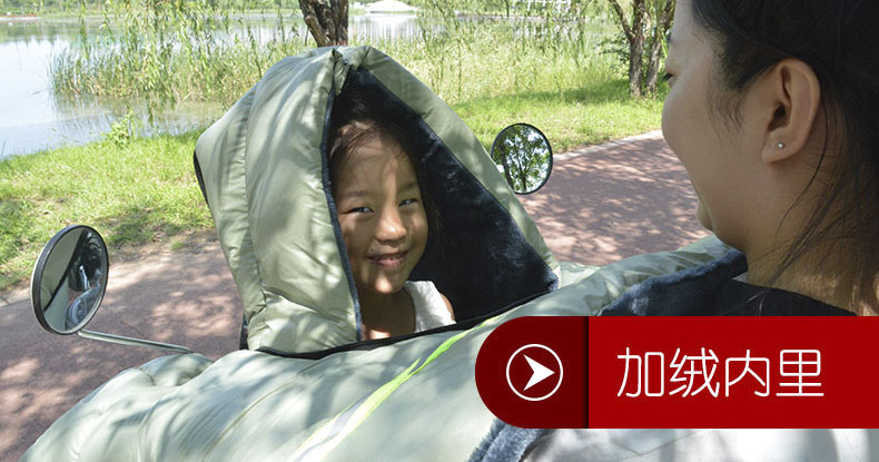 日網友誤會「華人媽拿小孩遺照」騎機車　後來才發現：是親子防寒衣
