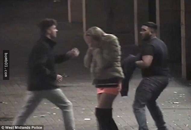 亞洲男子在大街上攻擊路人「還打爆女子的鼻子」，監視器錄下的證據讓大家都怒了！
