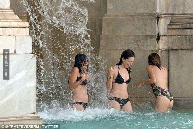 3名比基尼少女覺得太熱於是跳進噴泉戲水，但大家知道噴泉的背景後立馬就飆罵她們很白目！