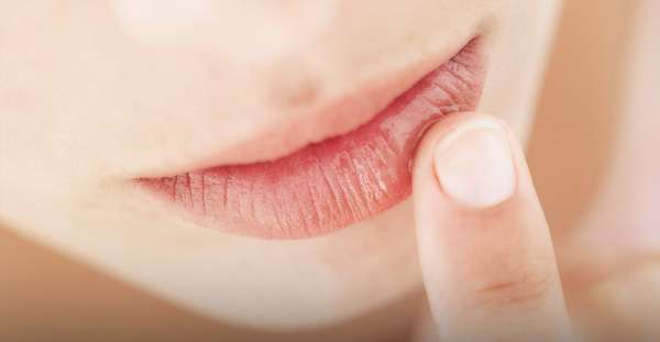 猛擦護唇膏嘴唇卻「越來越乾」…　日醫生指出：左右來回塗做法是錯的！