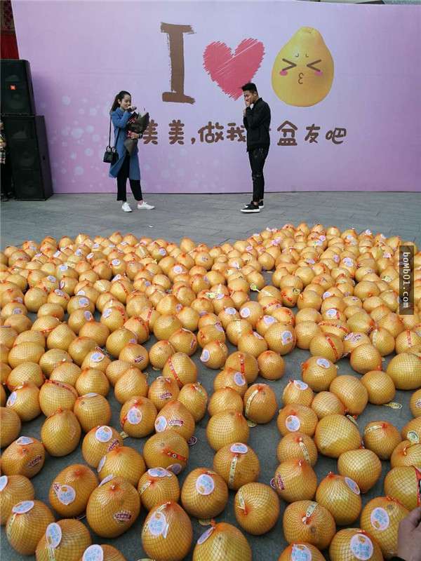 暖學弟超有耐心在地上擺出「999個柚子的愛心」向學姊表白，怎知失敗後的場面超可怕…