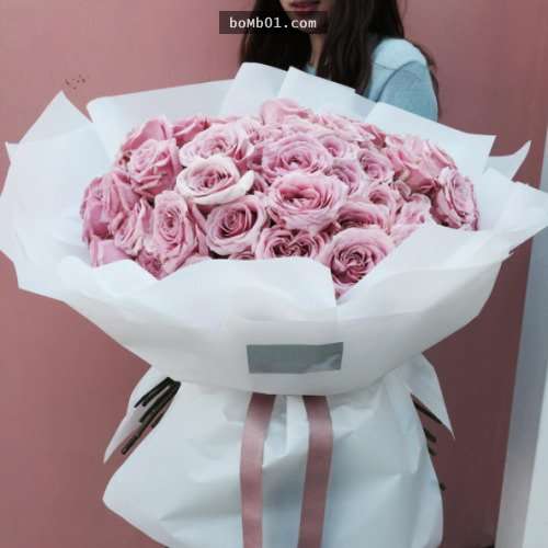 韓國男友現在都送「這種花束」讓女友超有面子，讓人hold不住的的浪漫讓路人都看呆了！