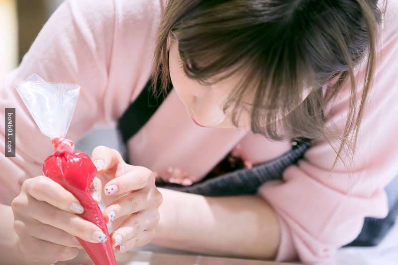 少女時代「太妍」做手工餅乾公益義賣，但最讓網友震驚的是她比化妝更美的凍齡素顏！