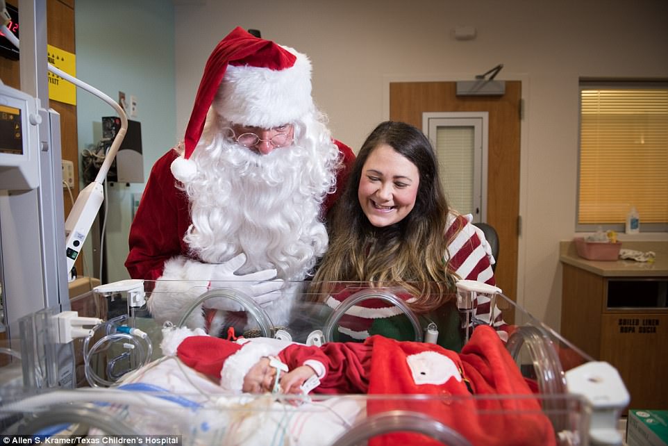醫院幫加護病房裡的早產兒寶寶穿上聖誕服裝，接著媽媽們轉頭看到他全都開心笑了出來