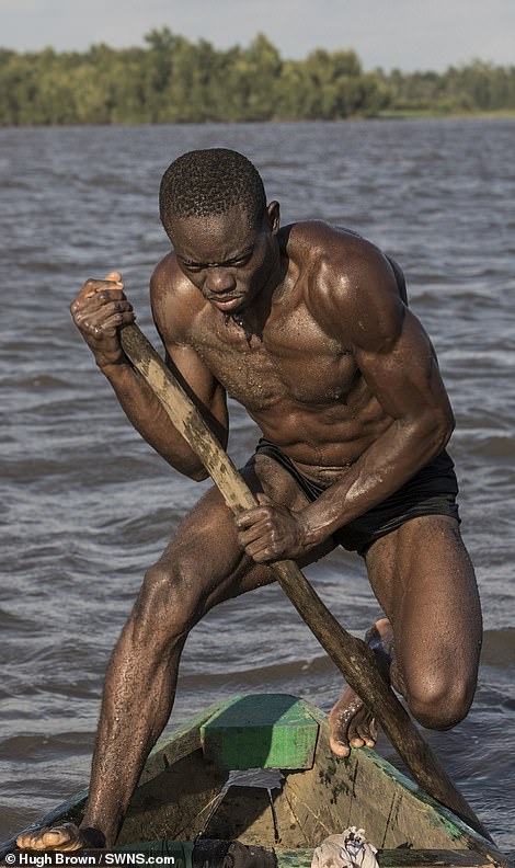 不跑健身房也練出完美腹肌　非洲男從事「世界最危險工作」身材超越男模