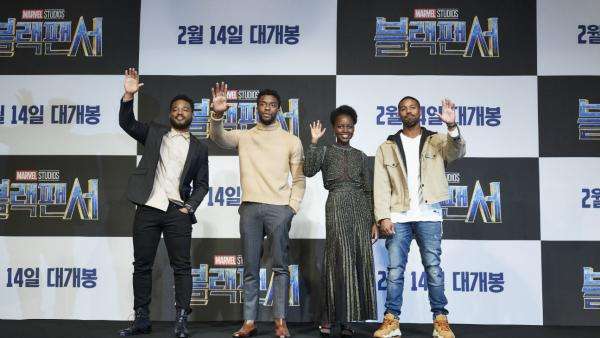 超好笑「黑人問號」！　《黑豹》導演在韓國「手指比心」　主演全看呆了