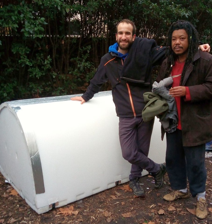 暖心工程師設計「簡易保暖小屋」贈街友　捲起來就能用超方便：比外面溫暖10度