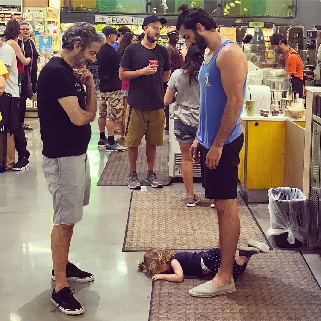 女兒在超市地板上「趴著耍脾氣」　往上一看「演員爸的表情」讓所有父母都學到一課