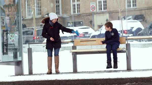 小男孩坐在長椅上受凍發抖　路人證明世界上還是愛比冷漠多
