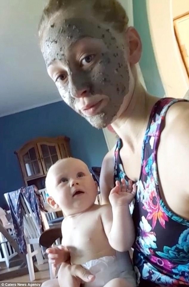 看到鬼！媽媽在寶寶面前敷火山泥面膜，寶寶轉頭一看「嚇到尖叫秒變臉」笑翻全世界！