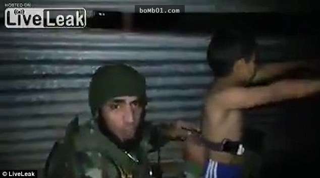 伊拉克士兵發現一名7歲小孩行動很可疑，抓住他掀開上衣就驚見「IS對他做的事」！