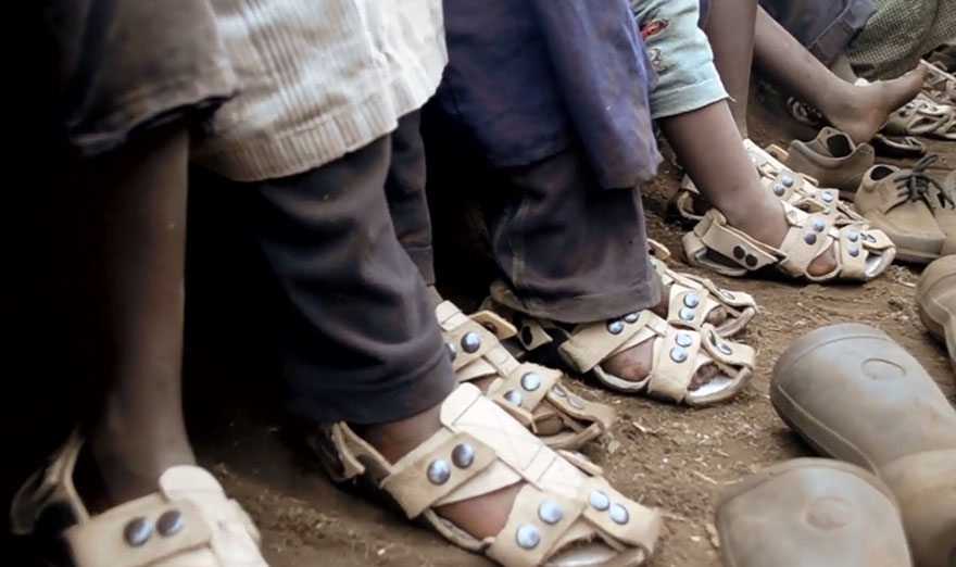 全球3億兒童「窮到只能赤腳」　好心男設計「會長大的鞋」讓他們一輩子有鞋穿