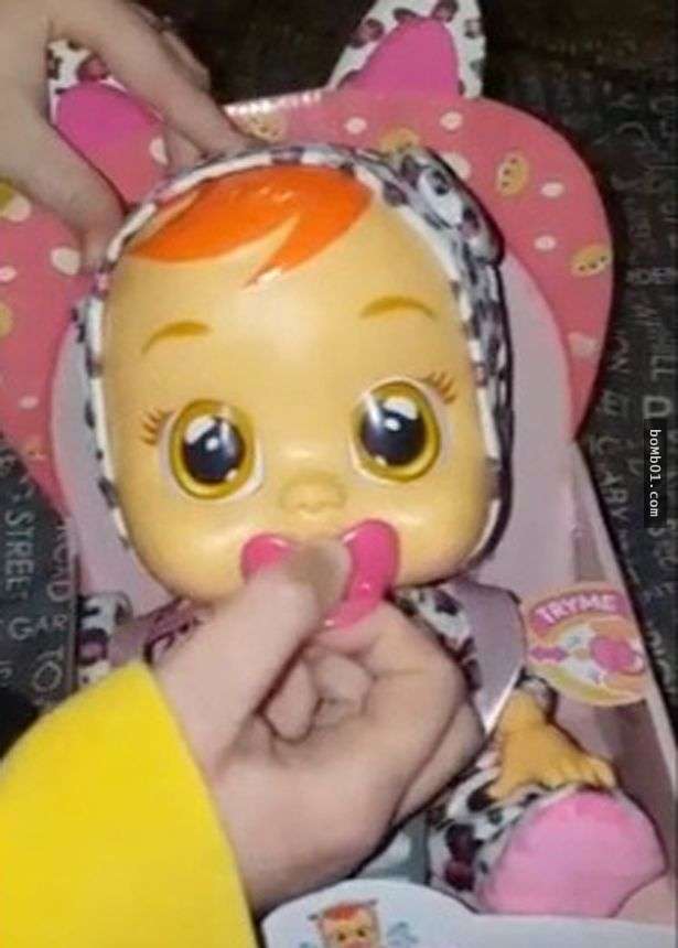 這個媽媽超後悔買了這個娃娃當女兒的聖誕禮物，奶嘴一拔出來的叫聲連大人都聽到傻眼了！