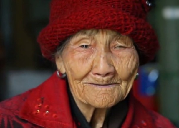 不忍說出真相…家人瞞111歲奶奶「老公已經過世的事實」，她拿著照片說的話一秒惹哭網友