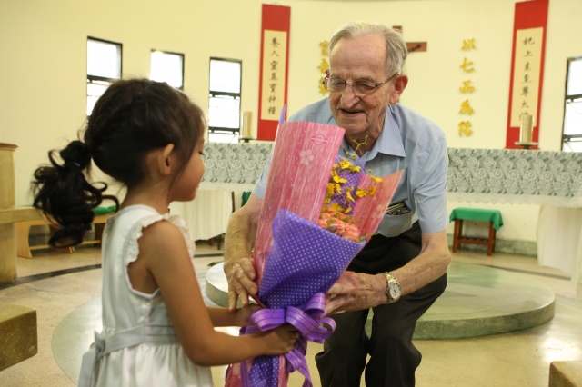 謝謝你…荷蘭神父來台奉獻55年決定返鄉，他的理由是「老了不想造成台灣人困擾」！