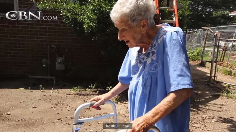 90歲獨居老奶奶遭警告再不清理房子環境就要被罰款，無助的她幾天後卻看到這個男子站在門口…