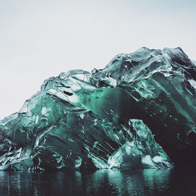 冰山底下長什麼樣？攝影師驚喜遇到「翻轉冰山」　「漂浮藍寶石」美到屏息
