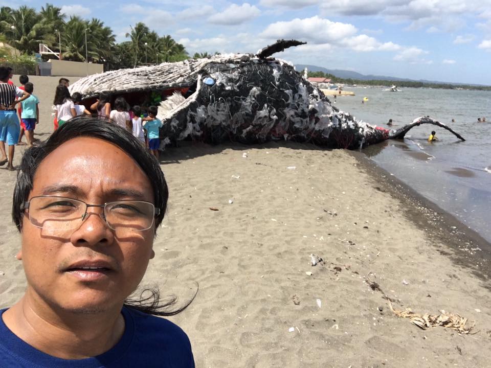 菲律賓民眾驚見「巨大鯨魚屍體」擱淺馬上衝前查看，看清楚後大家頓時都愣住說不出話來！