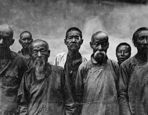 他過世近20年後美國人才在「一隻鞋盒」裡發現這些中國老照片，收藏一公開馬上轟動全世界！