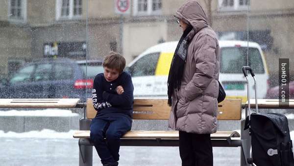 小男孩坐在長椅上受凍發抖　路人證明世界上還是愛比冷漠多