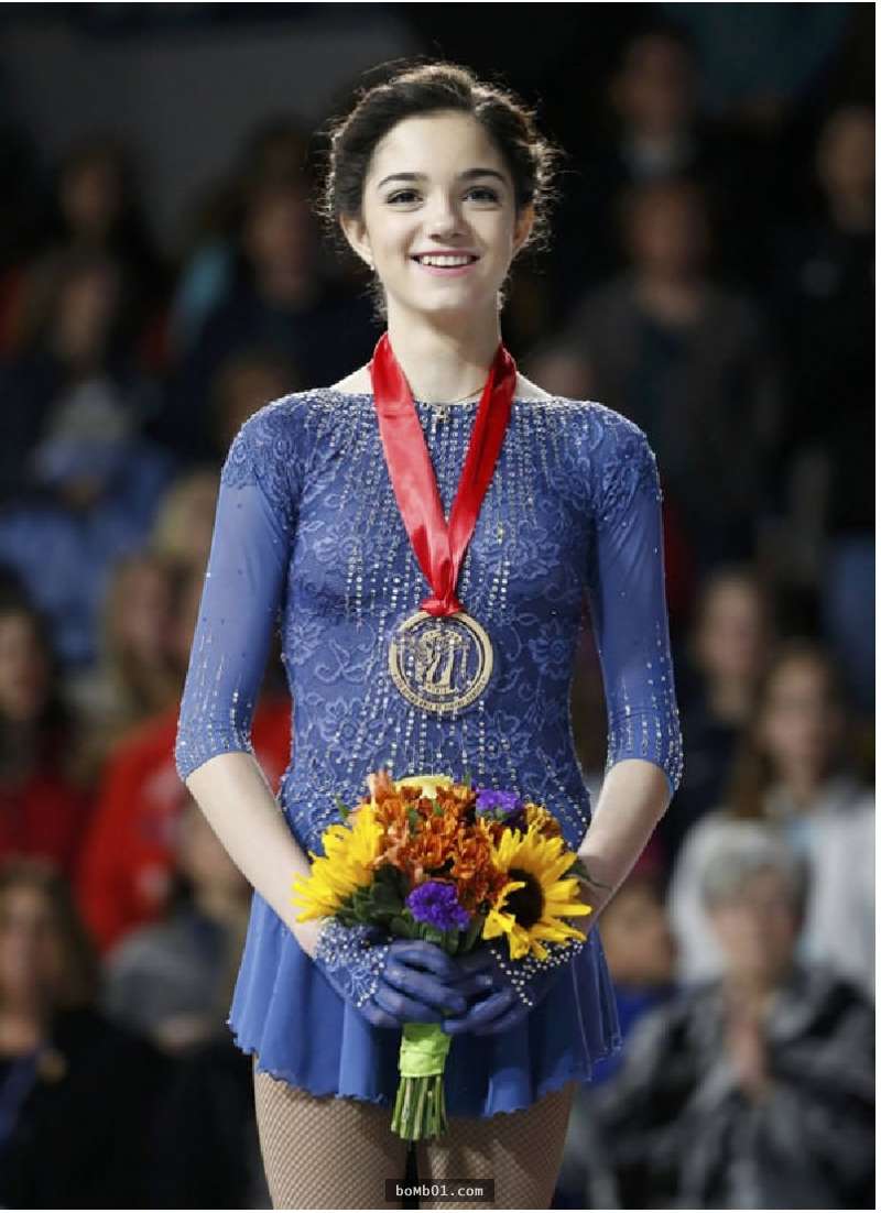 長相甜美的16歲俄羅斯溜冰冠軍在日本爆紅，站上溜冰場變身成「美少女戰士」讓粉絲都看呆了！