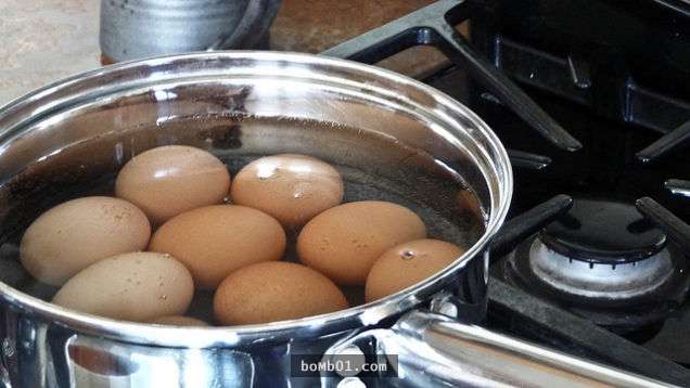 準備紙、衣架和長尾夾就可以煎雞蛋！　10個「絕對沒在開玩笑」的雞蛋料理方法