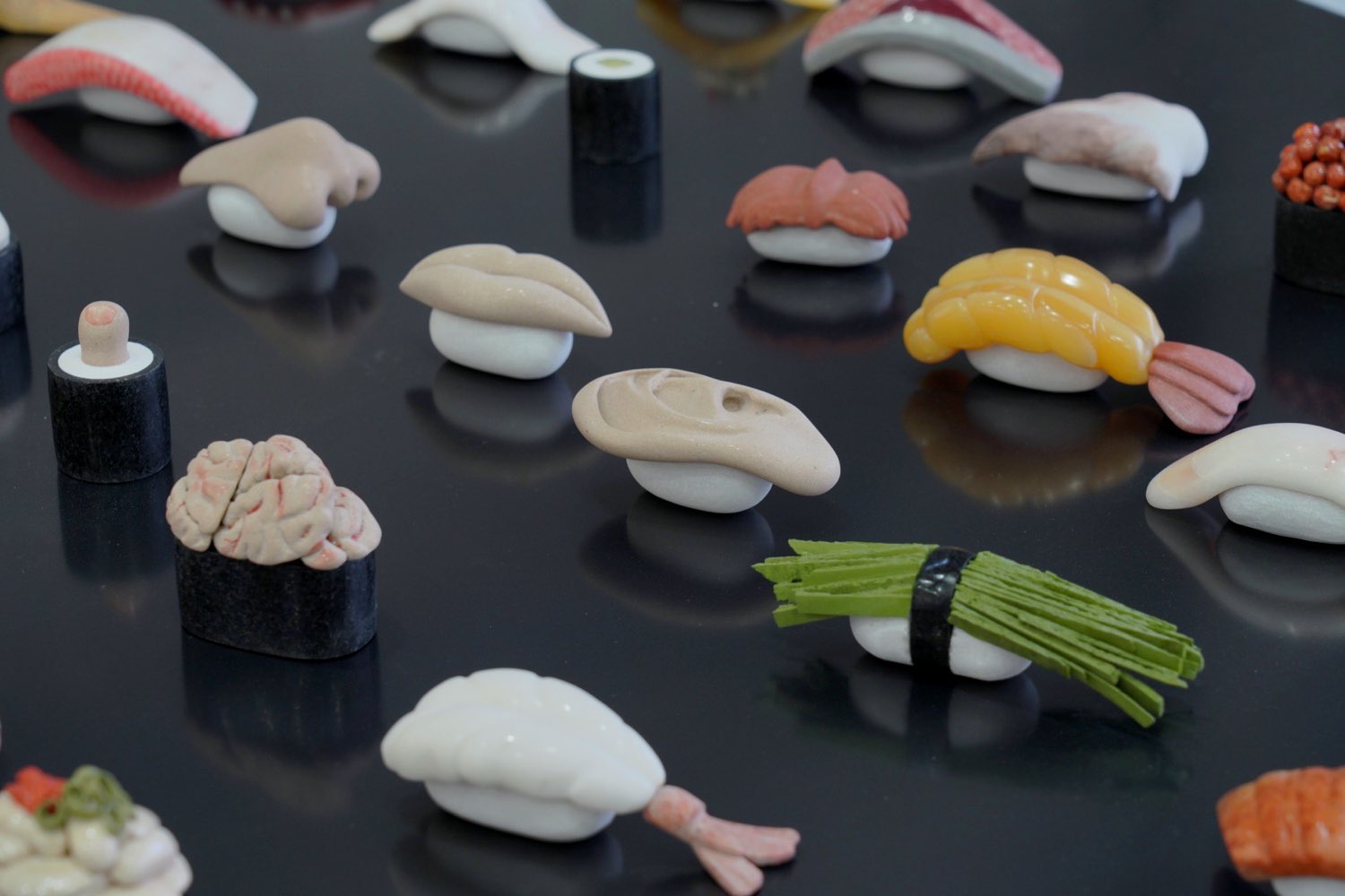 【日本】最美味石頭！　藝術家雕刻「天然石頭壽司」　豪華擺整桌網友看傻：餓了！