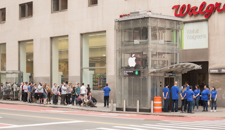 地鐵電梯「掛LOGO」假裝蘋果店　大排長龍唬到路人：真的能買？